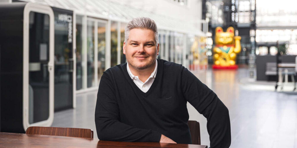Jan-Peter Hautaniemi istuu hymyillen BioCityssä