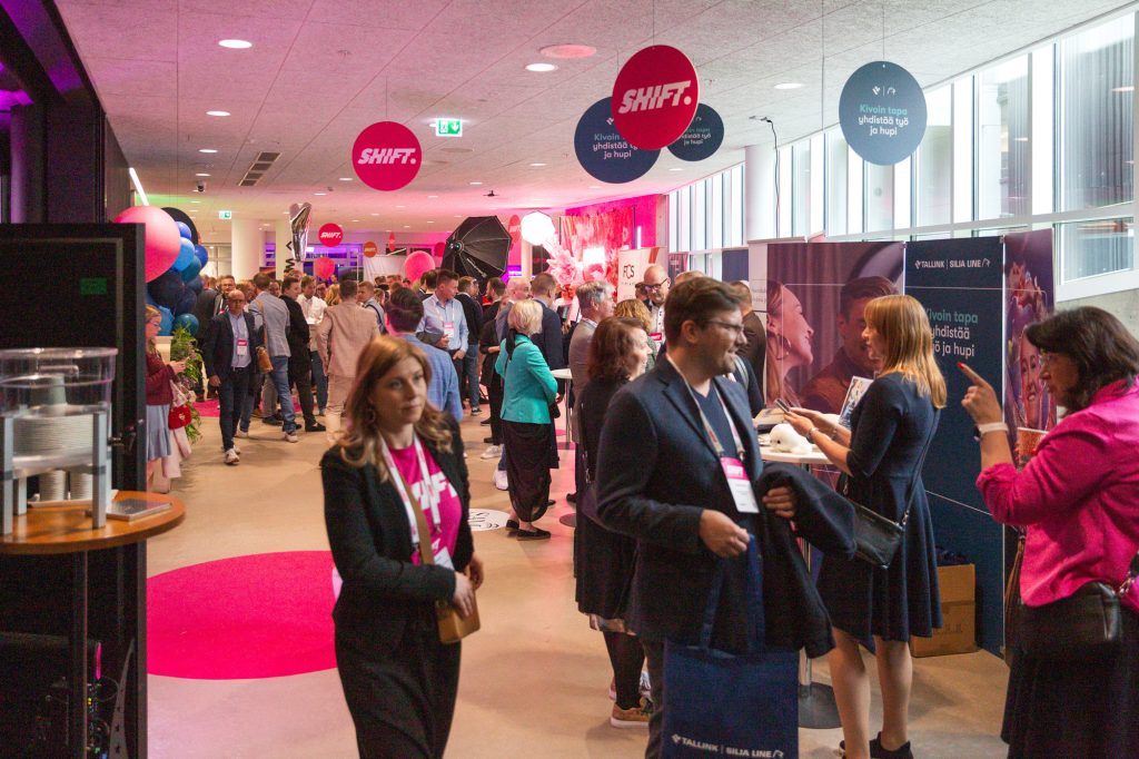 Kumppaneiden ständejä Tapahtumatalo Joen aulassa SHIFT Business Festivalin aikana.
