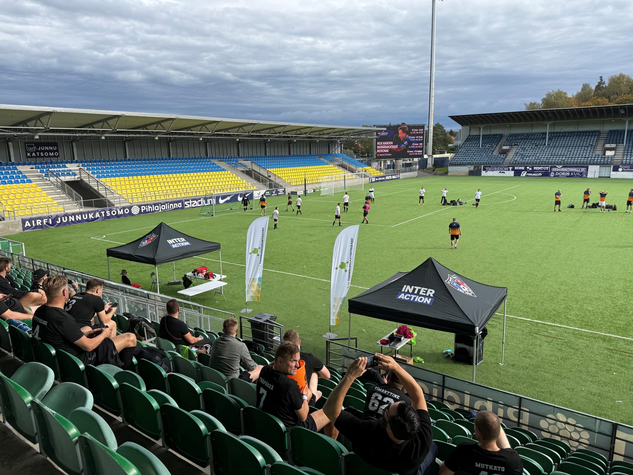 Futista ja aurinkoa: Tiedepuiston futisturnaus YritysCup järjestettiin Veritas stadionilla