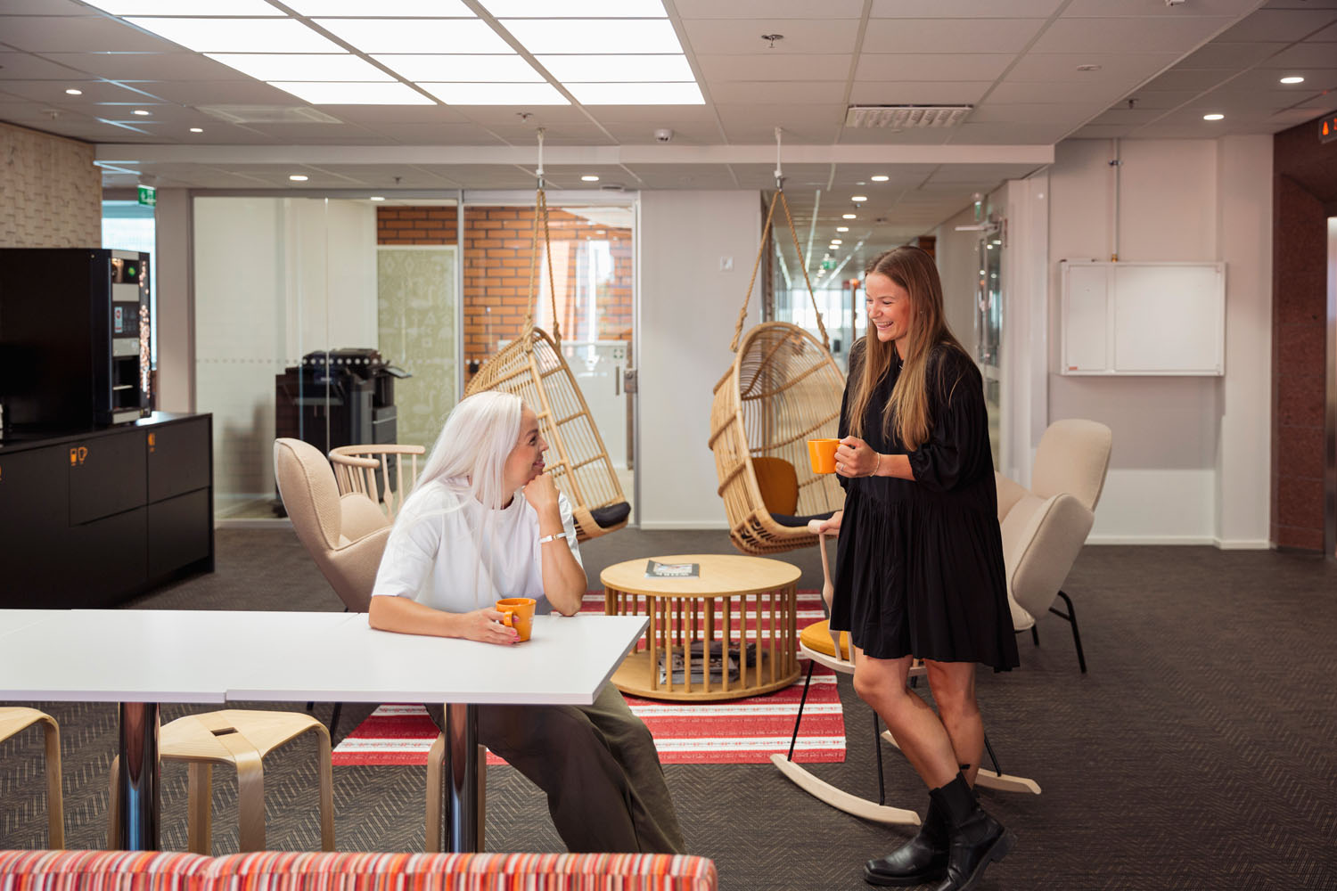 Kaksi naista coworking-tila Werstas Kalevalan työkahvilassa.