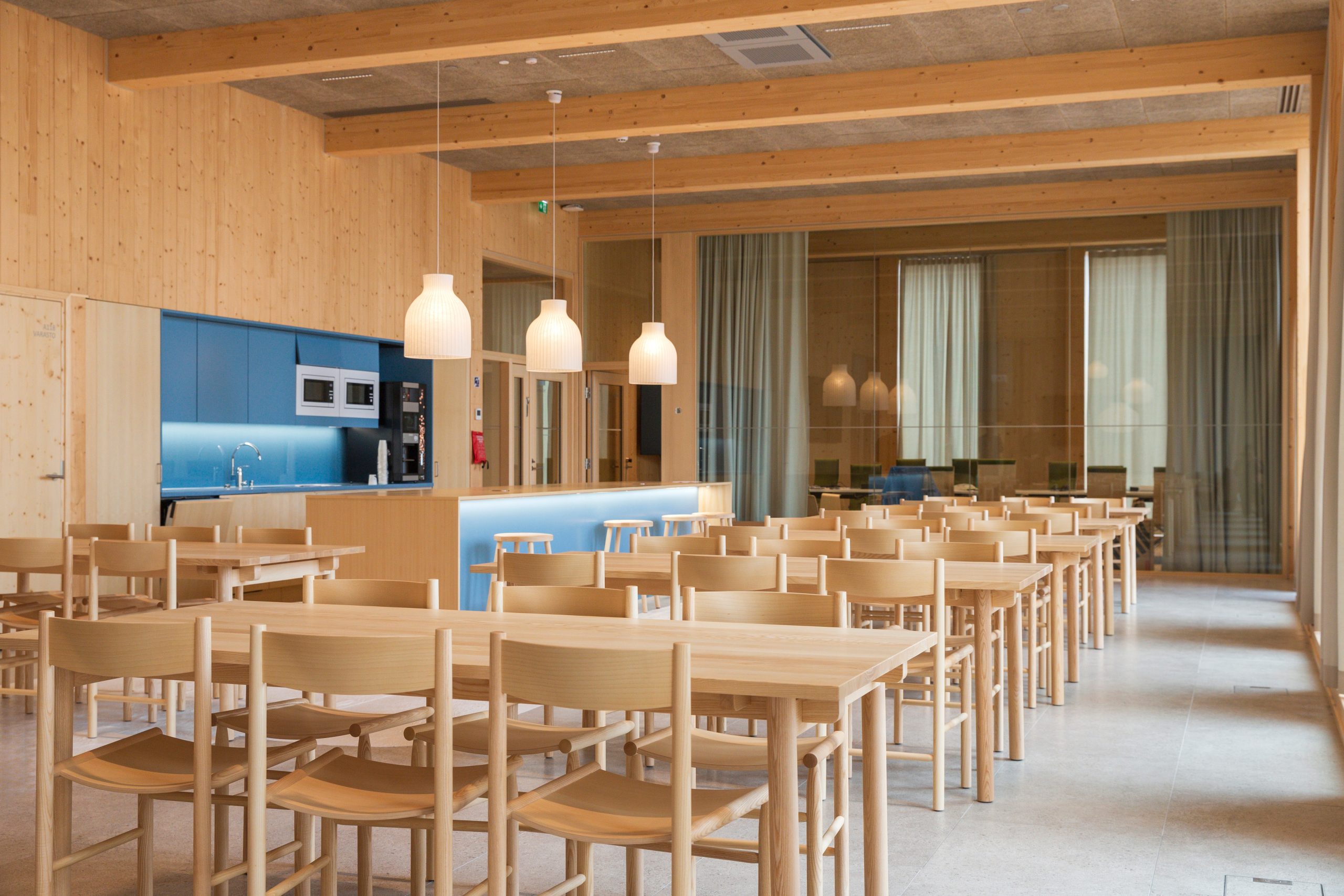 Puurakenteisen AkvaCity-toimistorakennuksen kahvila