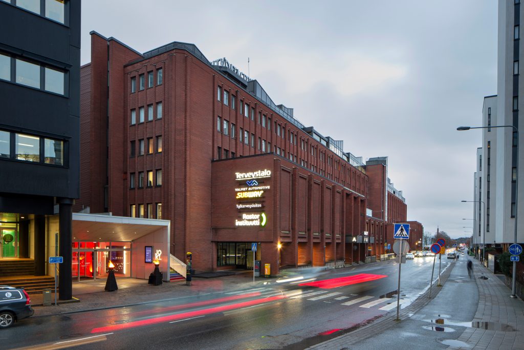 Punatiilinen DataCity Turun Tiedepuistossa.